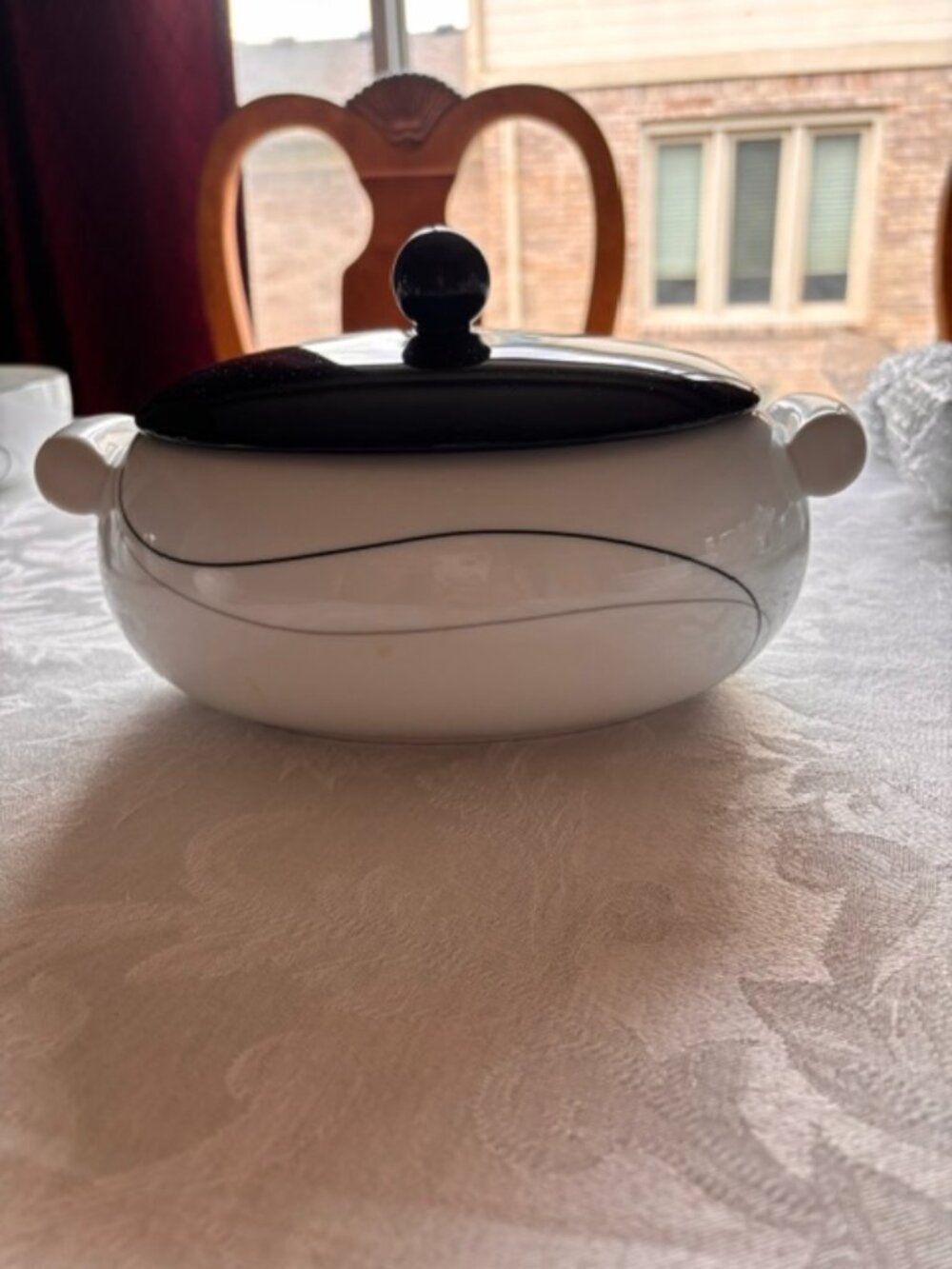 Mikasa Fine China Threads White Oval Covered Casserole 1.75 Quart.
